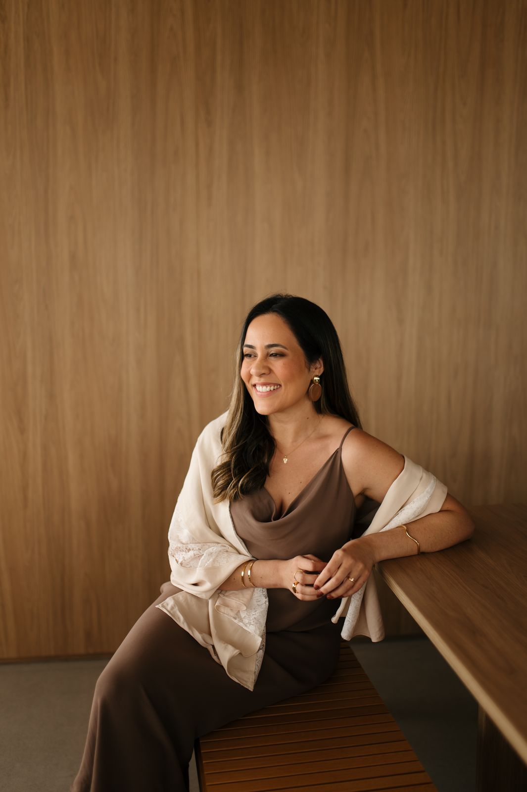 Luíza Sales sentada, sorrindo